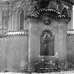 Starý Kolín - kostelní zeď s kapličkou p. Marie (1962)