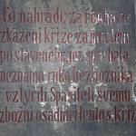 Starý Kolín - kříž na Náměstí, nápis na severní straně soklu o poničení původního kříže (2015)