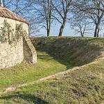 Vrbčany - hradiště, valy kolem kostela na východní straně (2020)