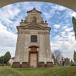 Vrbčany - kostel sv. Václava, západní průčelí (2018)