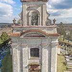 Vrbčany - kostel sv. Václava, západní průčelí ze zvonice (2020)