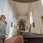 Vrbčany - kostel sv. Václava, pohled k presbytáři (2020)