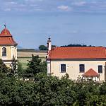 Vrbčany - kostel sv. Václava, celkový pohled od jihu (2022)
