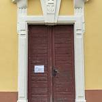 Vrbčany - zvonice u kostela sv. Václava, vstupní portál (2018)