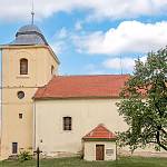 Dobřichov - kostel Nejsvětější Trojice, jižní stěna (2017))
