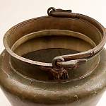 Dobřichov - Pičhora, bronzová nádoba (urna) s úchyty v podobě hlavy menády (archiv Ústavu archeologické památkové péče středních Čech)