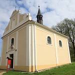Cerhenice - kostel sv. Jana Nepomuckého, celkový pohled (2017)