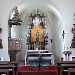 Cerhenice - kostel sv. Jana Nepomuckého, pohled k presbytáři (2015)