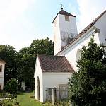 Kbel - Kostel Nanebevzetí Panny Marie od jihovýchodu, vlevo zvonice (2013)