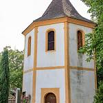 Kbel - zvonice u kostela Nanebevzetí Panny Marie z prostoru hřbitova (2013)