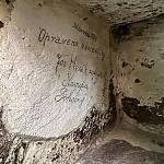Vysoká - kostel Navštívení Panny Marie, část nápisu z roku 1915 ve výklenku v presbytáři (2025)