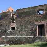 Žabonosy - tvrz, budova špýcharu obsahuje zdivo původní tvrze (7. 9. 2013)