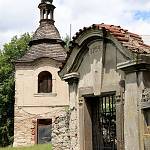 Štolmíř - zvonice a severní brána na bývalý hřbitov (2016)
