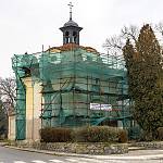 Kouřim - kaple Panny Marie Pomocné během opravy (2017)
