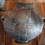 Kolín - archeologické nálezy, nádoba kultury se šňůrovou keramikou, Regionální muzeum v Kolíně (2008)