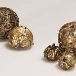 Kolín - archeologické nálezy, knížecí dvojhrob, zlacené gombíky (foto z archivu Národního muzea)