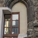Kolín - radnice, severní fasáda, zbytky velkého gotického okna s lomeným záklenkem (2018)