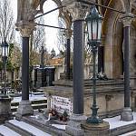 Kolín - nový městský hřbitov, hrobka rodiny Pernerových, obnovené lampy (2026)