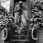 Kolín - nový městský hřbitov, náhled (sken negativu) Štursova reliéfu z náhrobku rodiny Bubnovy (SOKa Kolín)