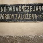 Kolín - zvonice u chrámu sv. Bartoloměje, nápis ve zvýšeném mezipatře (2020)