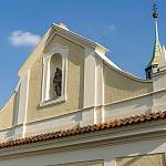Kolín - kostel sv. Jana Křtitele, detail západního štítu (2020)