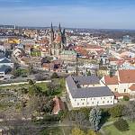 Kolín - kapucínský klášter, celkový pohled na situaci i s klášterní zahradou a historickým jádrem města (2020)