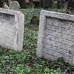 Kolín - starý židovský hřbitov, dvojice typově nejstarších gotických náhrobků (2010)