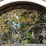 Kolín - starý židovský hřbitov, kování vstupní brány před opravou (2012)