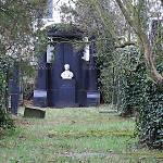 Kolín - nový židovský hřbitov, průhled k pomníku Bernarda Mandelíka (2008)