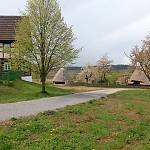 Kouřim - skanzen, východní část areálu s domem z Jílového (2017)