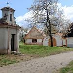 Kouřim - skanzen, usedlost ze středného Polabí s kulisou kapličky po natáčení (2017)
