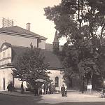 Kolín - zaniklá kaple P. Marie Sedmibolestné s budovou vojenského velitelství (1940, SOkA Kolín)
