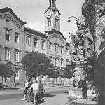 Kolín - sousoší sv. Barbory a sv. Jana Nepomuckého na původním místě (před rokem 1950)