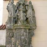 Kolín - sousoší sv. Barbory a sv. Jana Nepomuckého před restaurováním (2007)