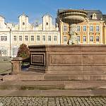 Kolín - kašna na Karlově náměstí od východu (2020)