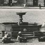 Kolín - kašna na Karlově náměstí na poč. 20. století (foto asi František Krátký, SOkA Kolín)