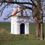 Břežany I - kaplička u silnice do Chocenic od severovýchodu (2016)