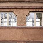 Kolín - gymnázium, okna na spojovací chodbě mezi školou a domem školníka (2021)