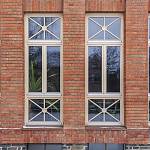 Kolín - gymnázium, severozápadní fasáda, detail oken (2021)