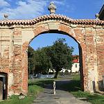 Bečváry - starý zámek, zámecká brána (17. 9. 2011)