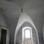 Libenice - tvrz, křížově sklenutá místnost jižního křídla paláce (8. 5. 2013)