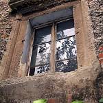 Libenice - tvrz, renesanční okno v jižním křídle paláce (2007)