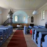 Libenice - modlitebna reformovaného evangelického sboru, pohled k presbytáři (8. 5. 2013)