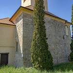 Záboří nad Labem - kostel sv. Prokopa, severní stěna románské fáze kostela (2018)