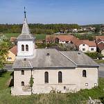 Býchory - kostel sv. Bartoloměje od jihu (2018)