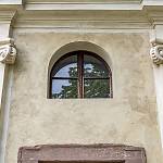 Poboří - kaple sv. Gotharda, detail výzdoby západního průčelí nad vchodem (2018)