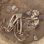 Plaňany - archeologické nálezy, výzkum na obchvatu, unětický pohřeb v nádobě (2017, archiv UAPPSČ)