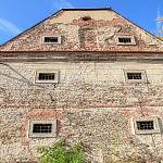 Červený Hrádek - panská sýpka, pohled od jižní štít (2016)