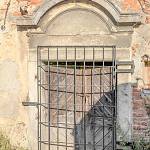 Červený Hrádek - panská sýpka, vstupní portál (2016)