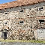 Červený Hrádek - panská sýpka, západní průčelí (2019)